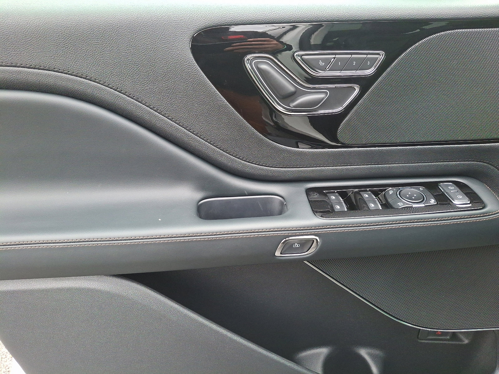 New 2025 Lincoln Aviator AWD image 9