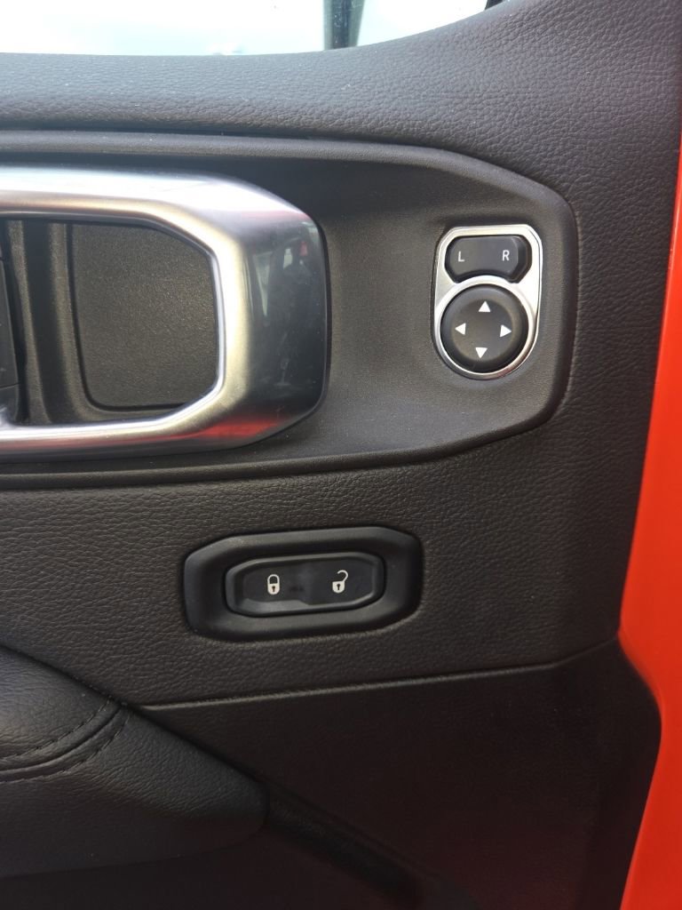 Used 2023 Jeep Wrangler Unlimited Sahara AWD/4WD image 11