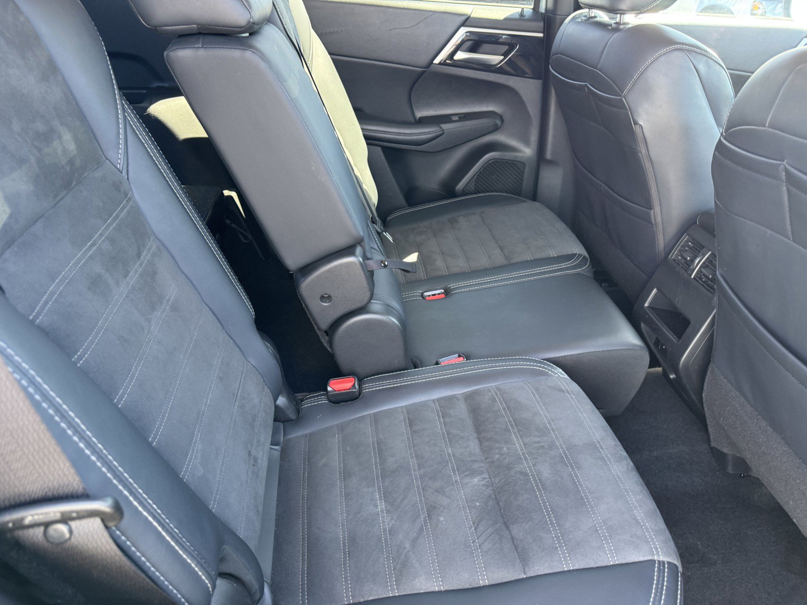 Used 2024 Mitsubishi Outlander SE Black Edition AWD/4WD image 10