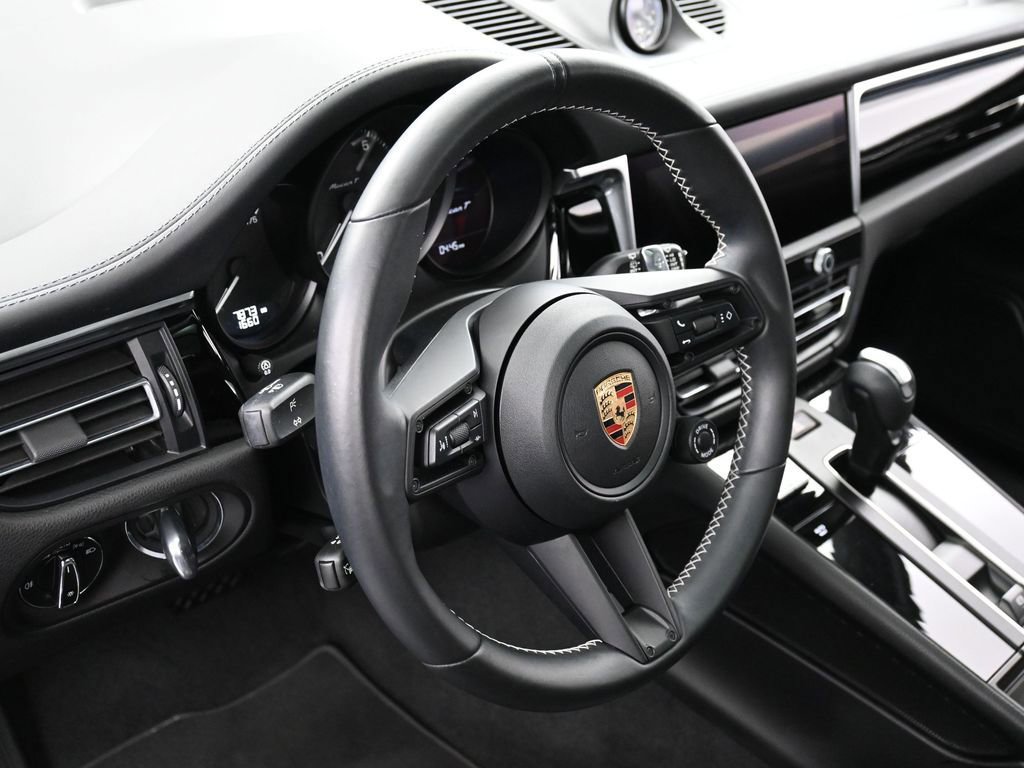 Certified 2024 Porsche Macan Turbo image 17