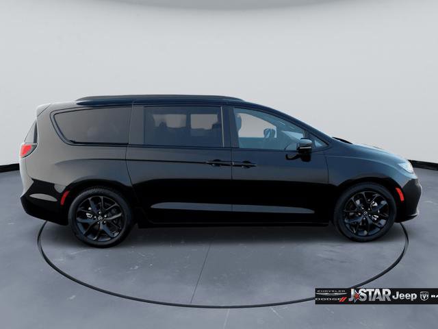New 2026 Chrysler Pacifica Select image 4