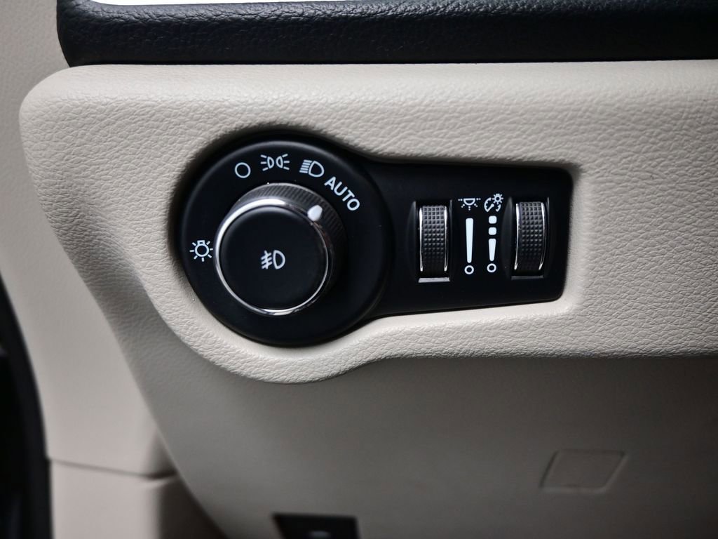 Used 2023 Chrysler Pacifica Limited image 11