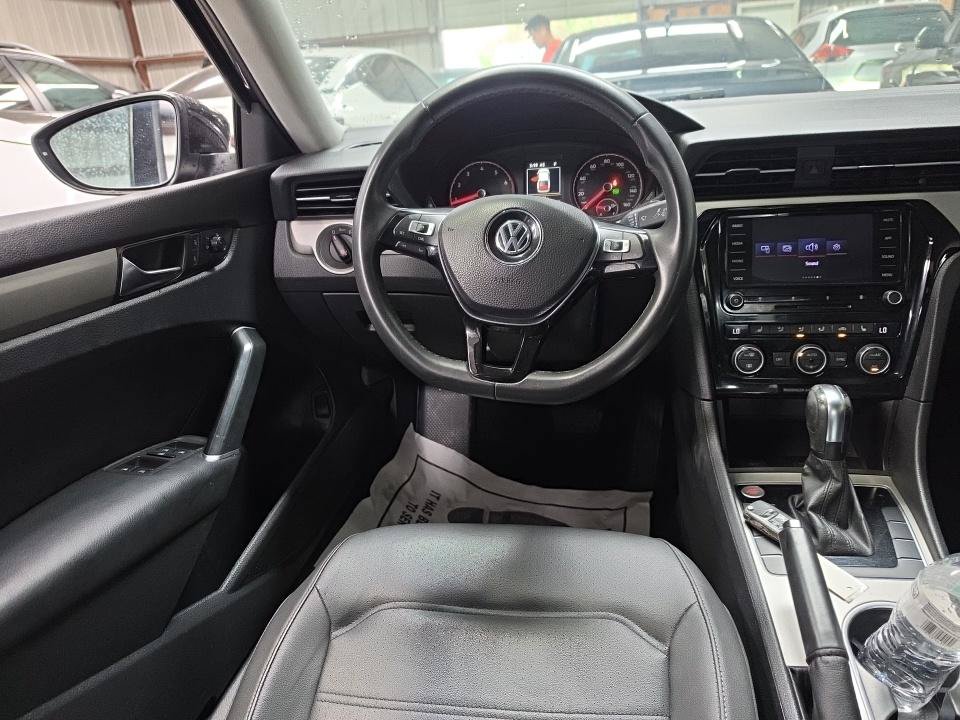 Used 2021 Volkswagen Passat 2.0T SE w/ Luggage Net & Mats Package FWD image 5