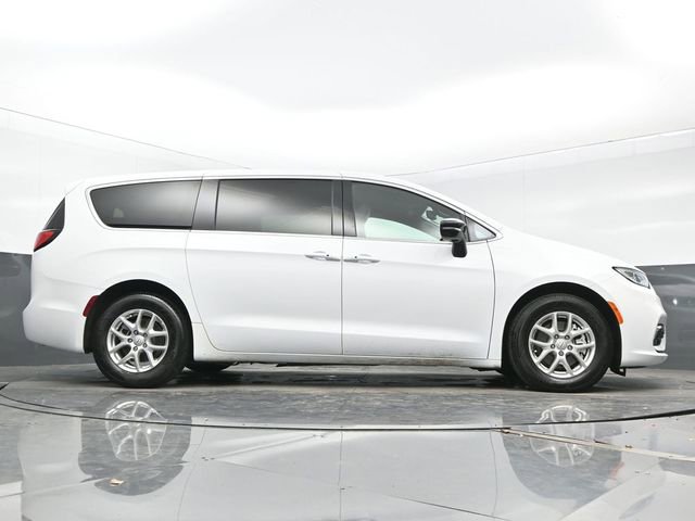 Used 2025 Chrysler Pacifica Select image 26