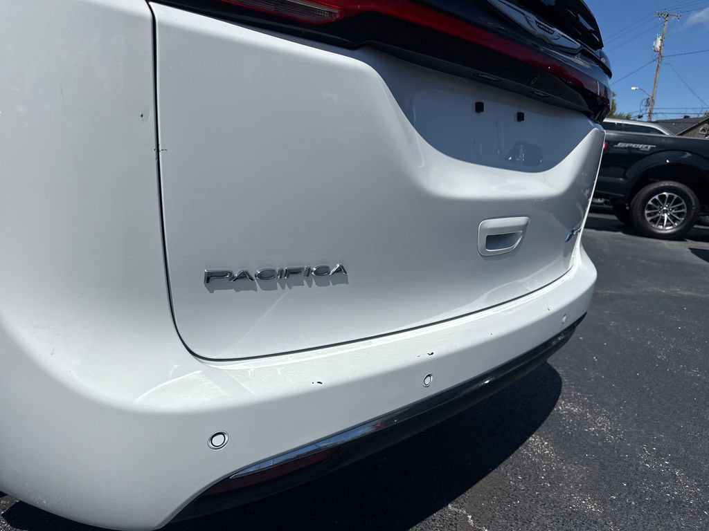 Used 2024 Chrysler Pacifica Limited FWD image 12