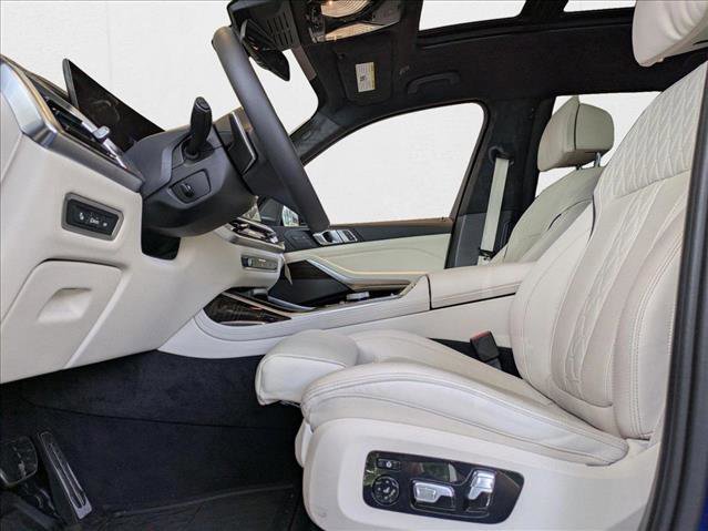 Used 2025 BMW X7 M60i w/ Executive Package image 4