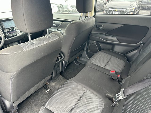 Used 2019 Mitsubishi Outlander SE image 26