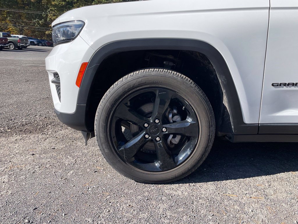 Used 2023 Jeep Grand Cherokee Altitude AWD/4WD image 4