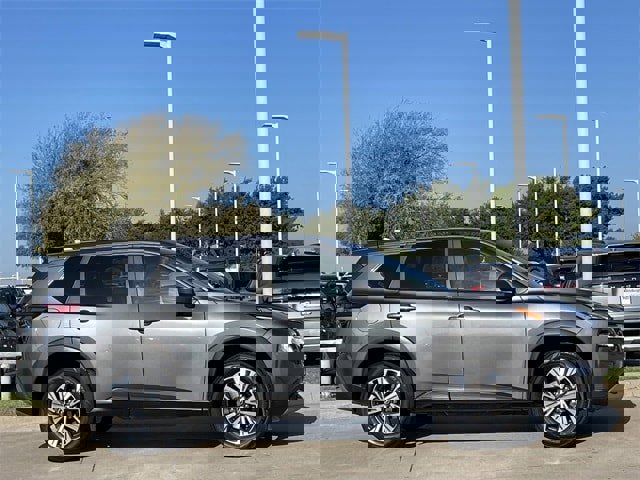 Used 2023 Nissan Rogue SV image 3