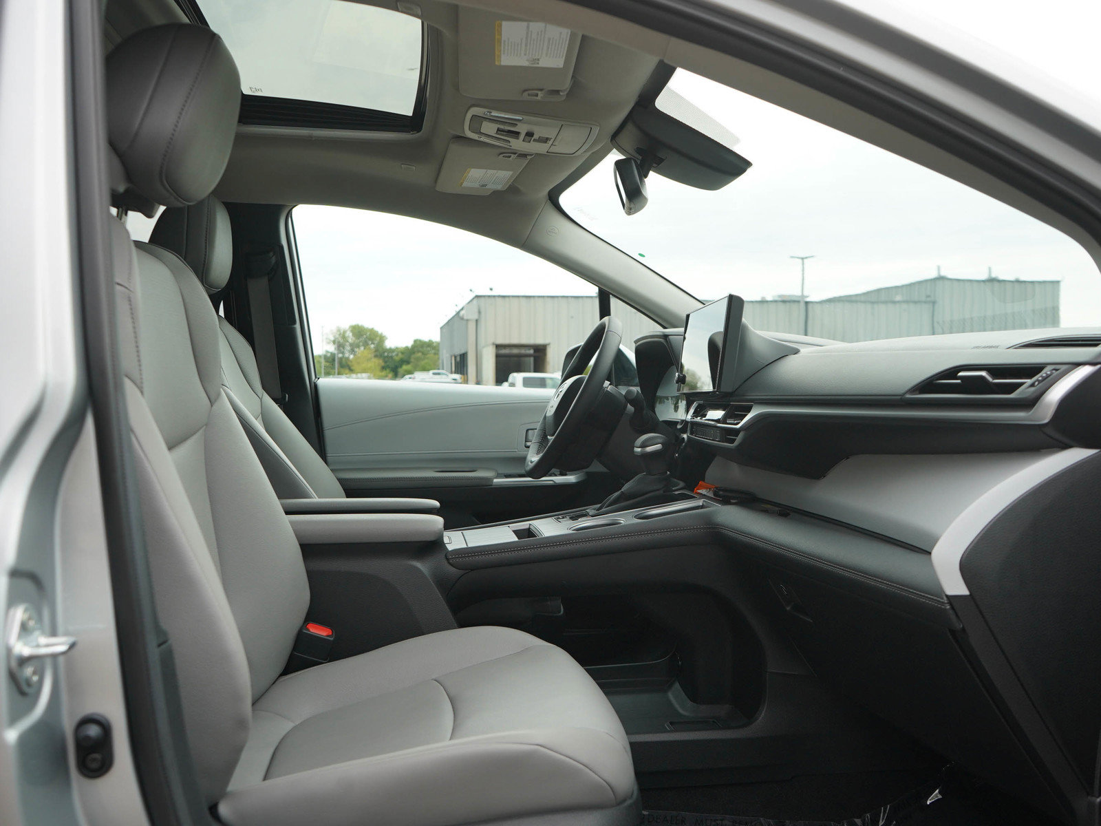 Used 2025 Toyota Sienna XLE w/ XLE Plus Package AWD/4WD image 11