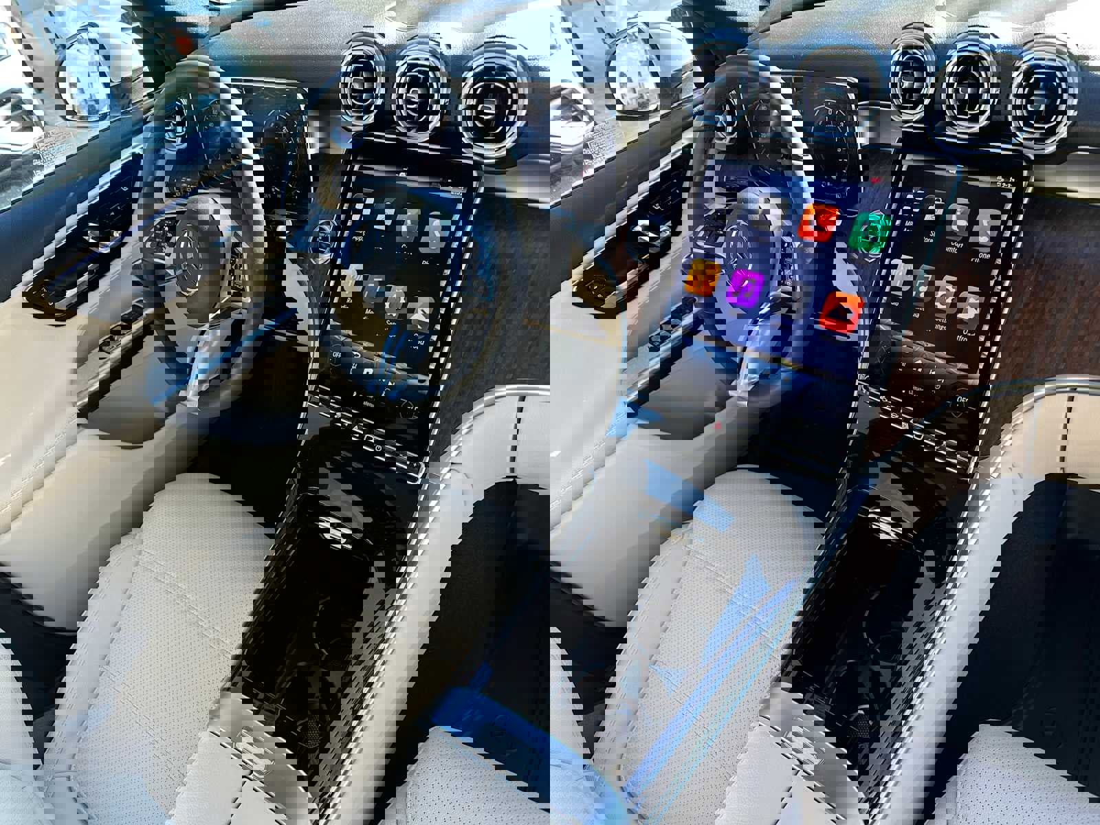 Used 2025 Mercedes-Benz GLC 350e 4MATIC image 11