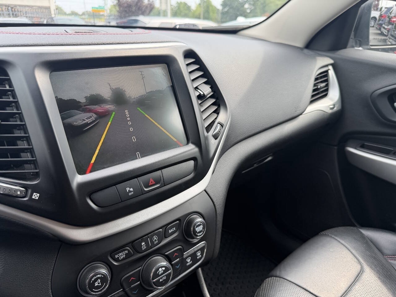 Used 2017 Jeep Cherokee Trailhawk AWD/4WD image 19