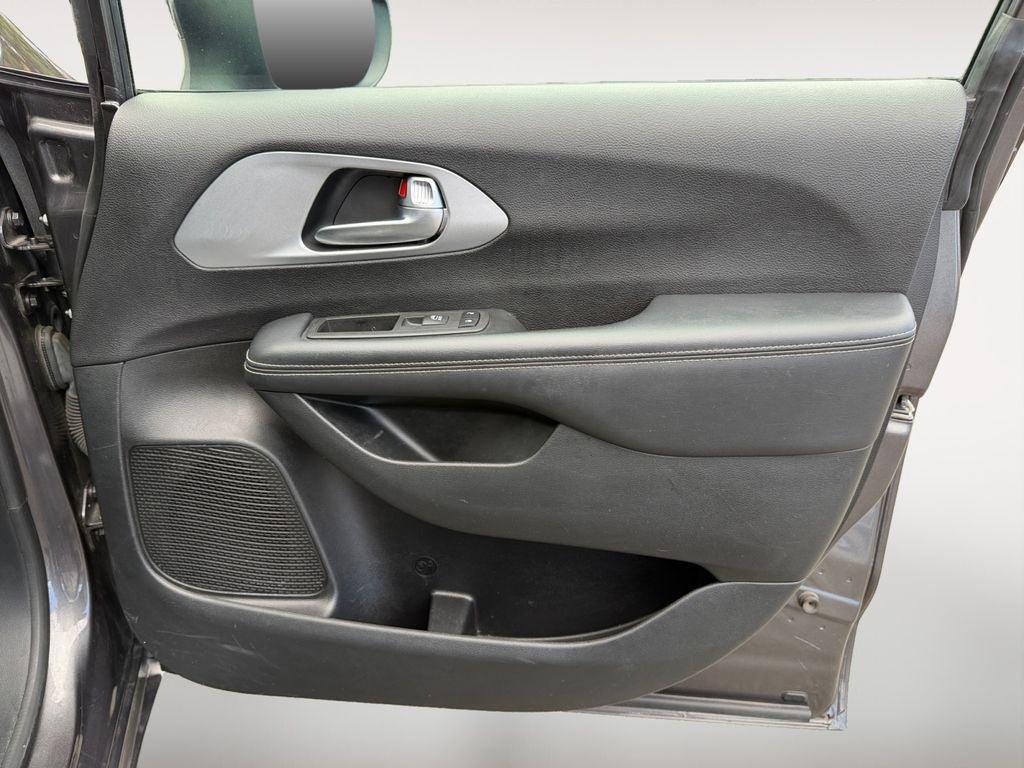 Used 2023 Chrysler Pacifica Touring-L w/ S Appearance Package FWD image 25