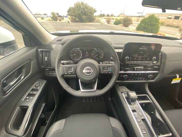 New 2025 Nissan Pathfinder SL image 13