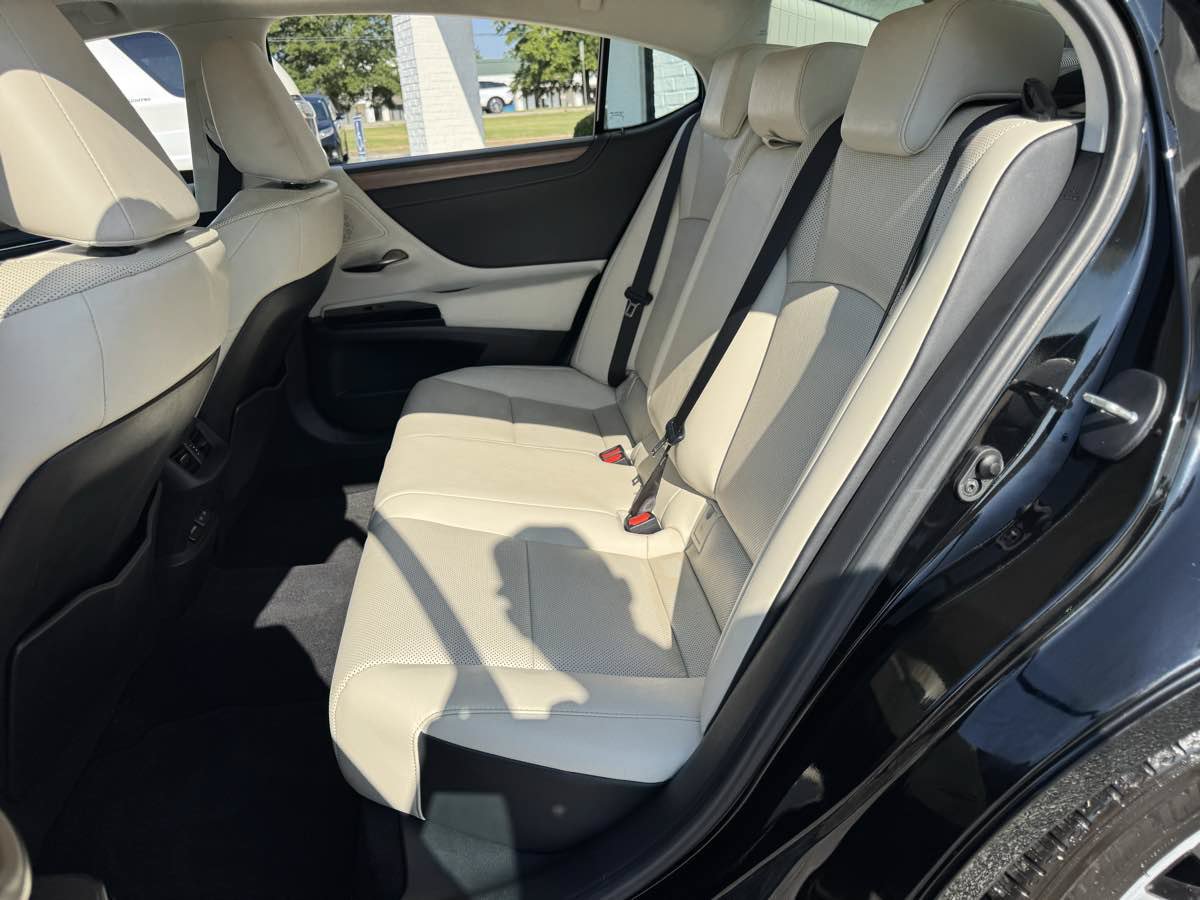 Used 2023 Lexus ES 350 w/ Premium Package FWD image 12