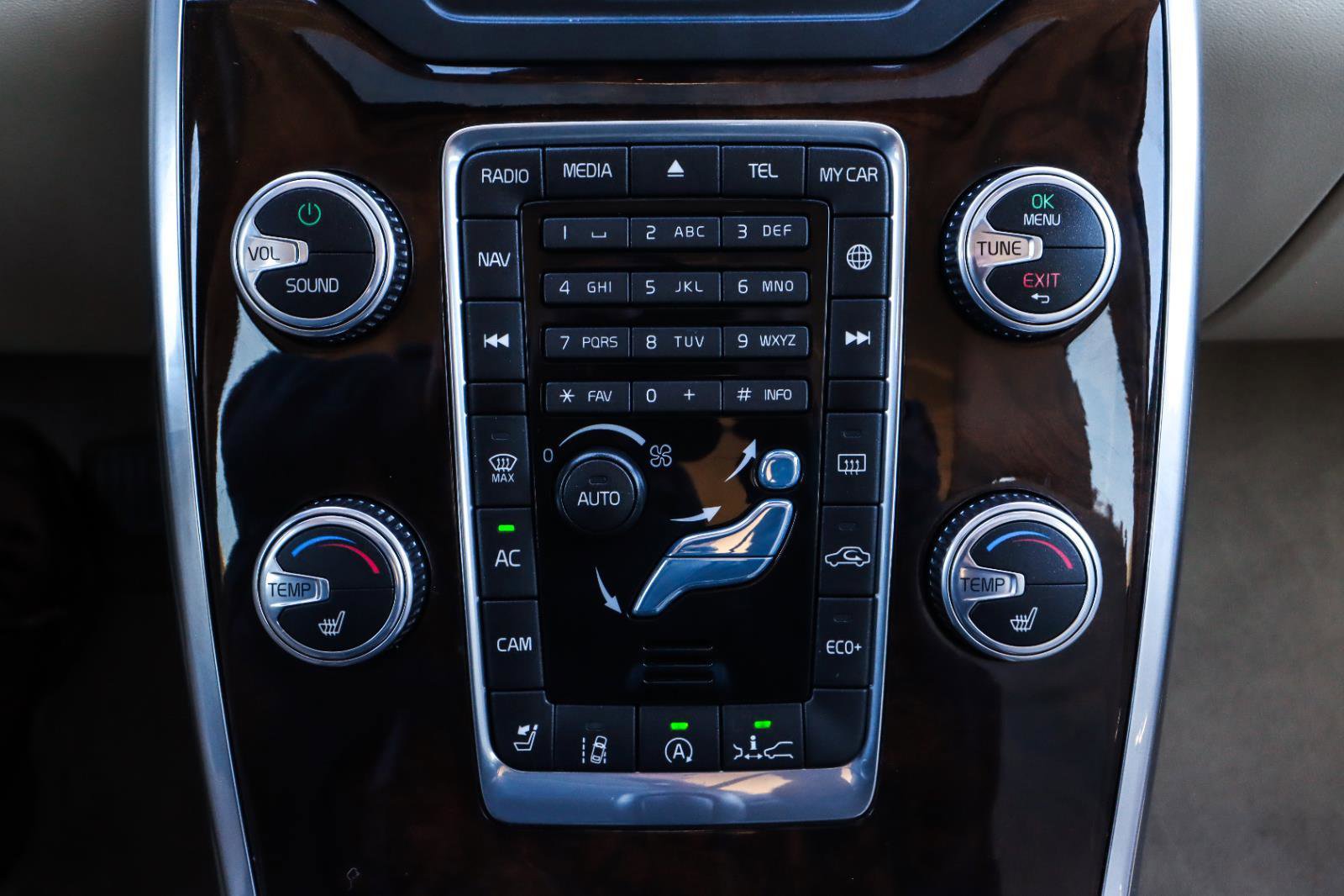 Used 2016 Volvo XC70 T5 Platinum w/ Protection Package image 30