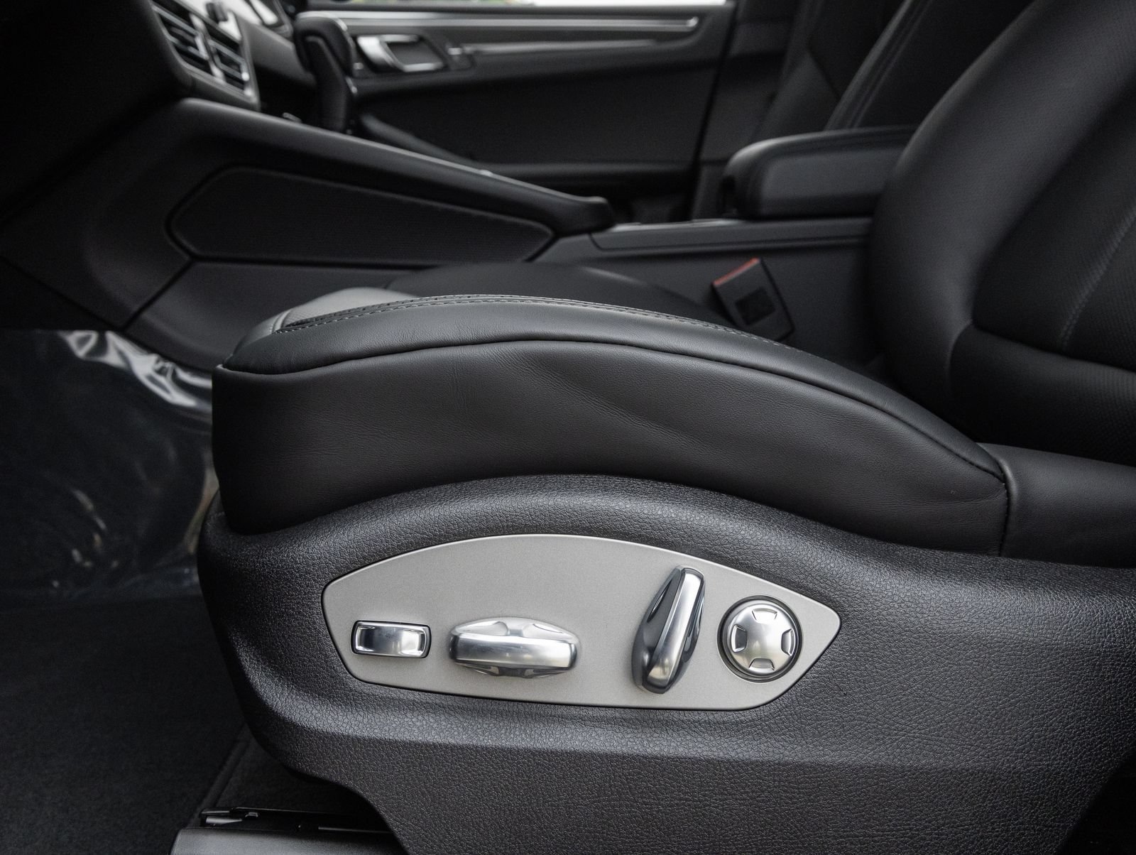 Certified 2026 Porsche Macan AWD/4WD image 21
