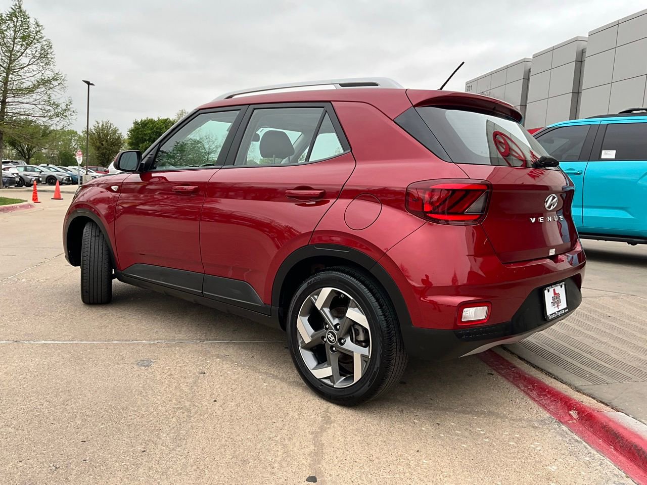 Used 2025 Hyundai Venue SEL image 8