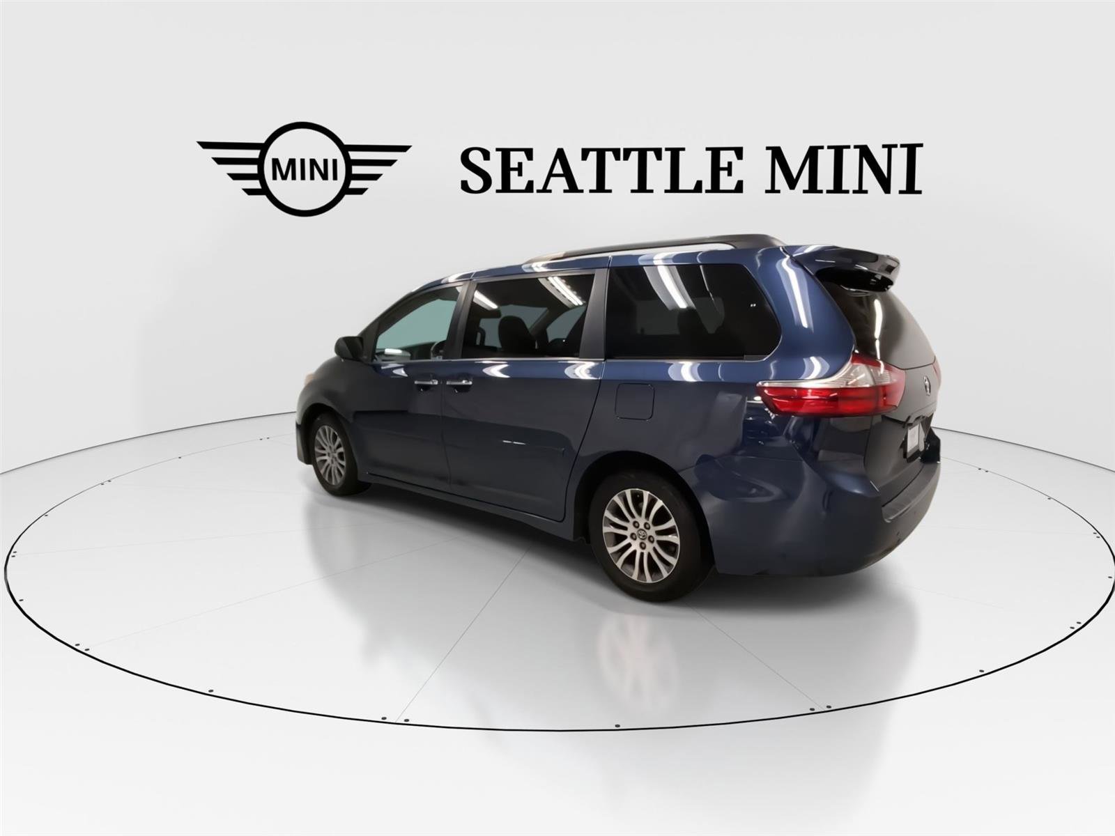 Used 2018 Toyota Sienna XLE image 8