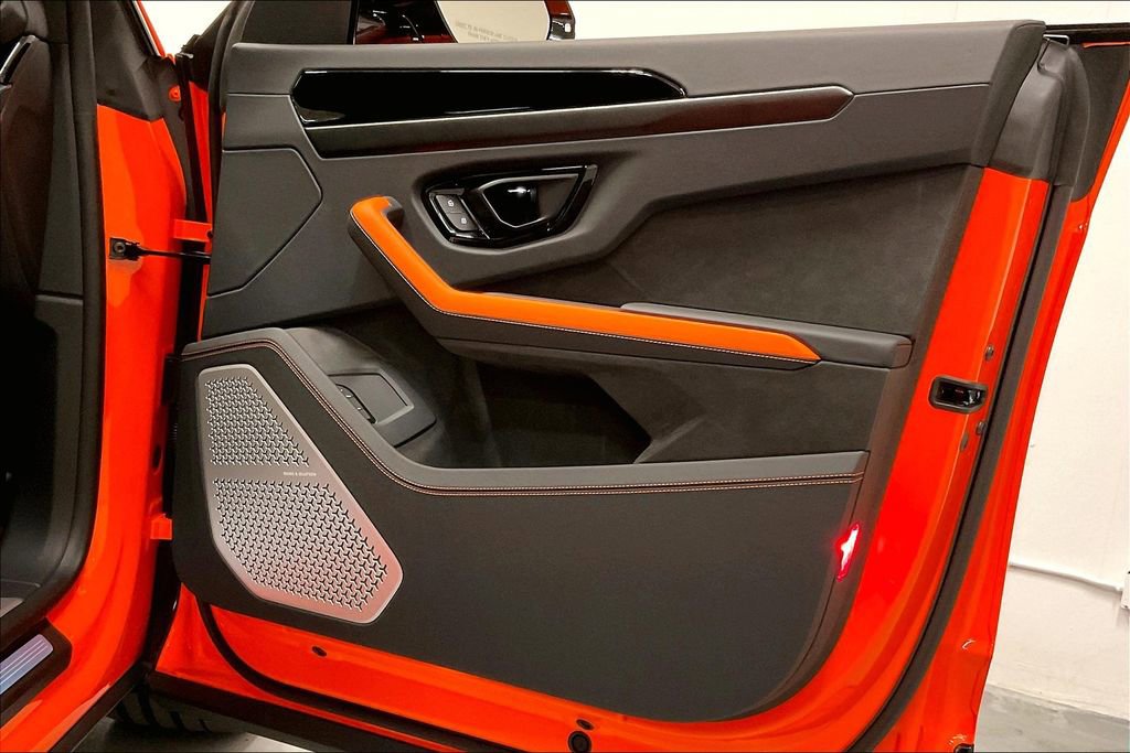 Used 2025 Lamborghini Urus SE image 33