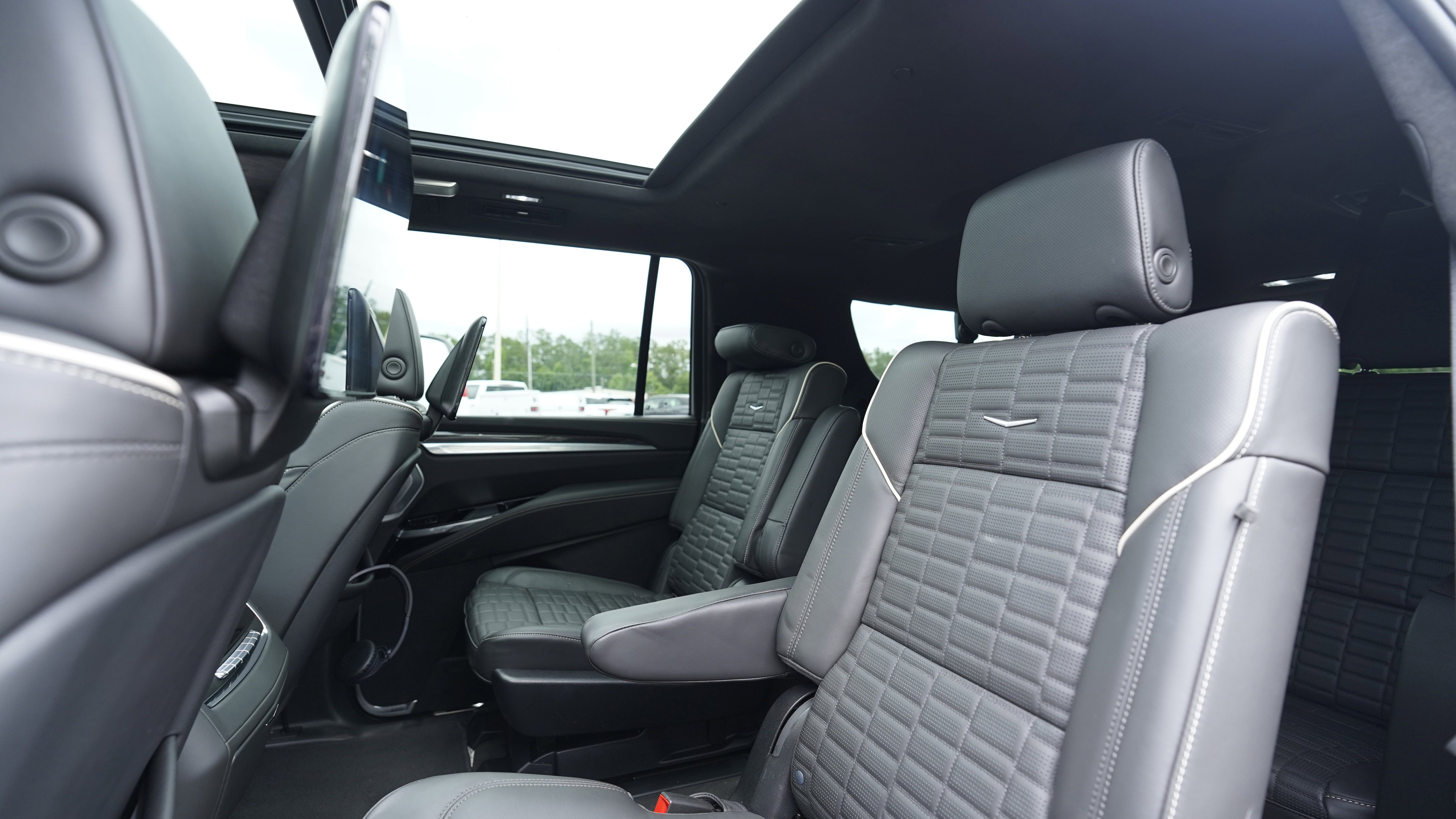 Used 2025 Cadillac Escalade ESV V AWD/4WD image 21