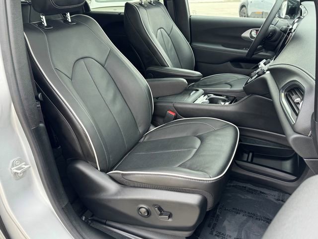 Used 2026 Chrysler Pacifica Limited image 12