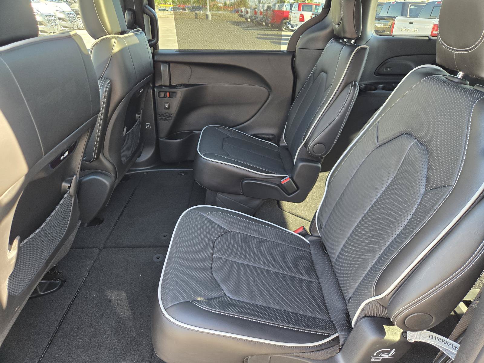 New 2027 Chrysler Pacifica Limited w/ Family Tech Group AWD/4WD image 29