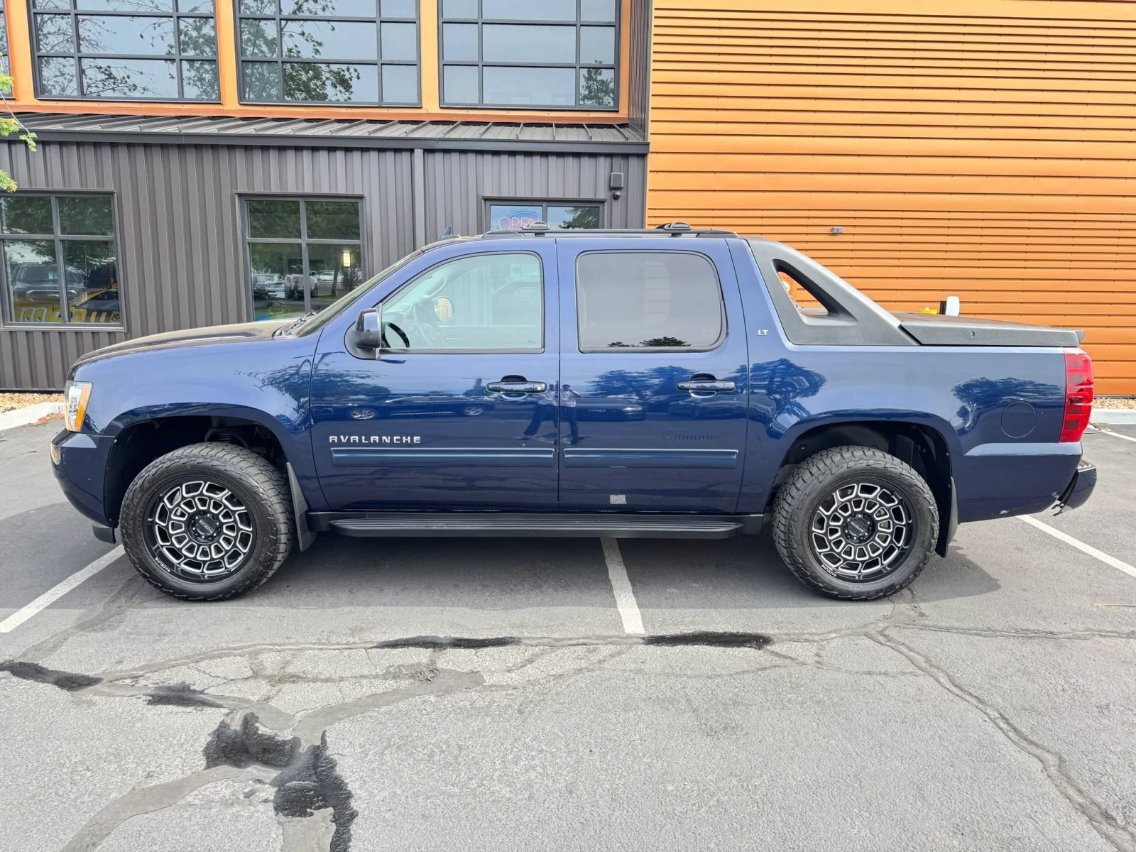Used 2011 Chevrolet Avalanche LT AWD/4WD image 2