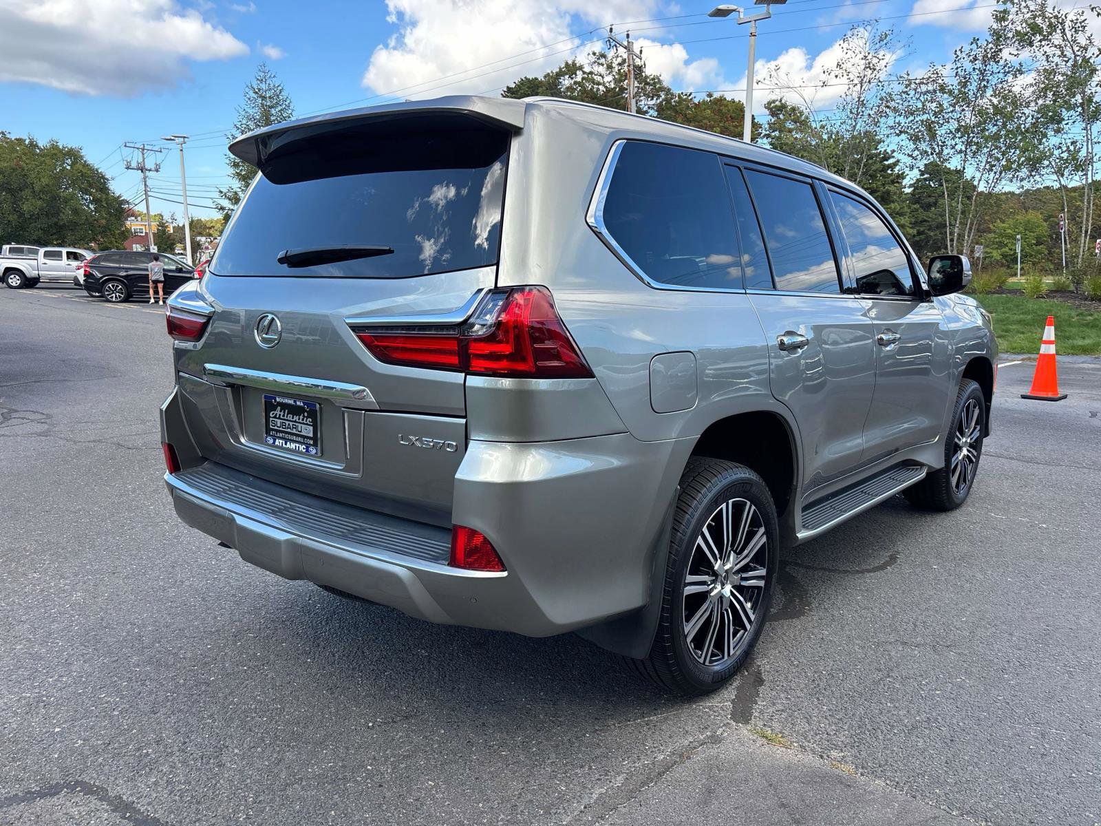 Used 2021 Lexus LX 570 4WD w/ Luxury Package image 4