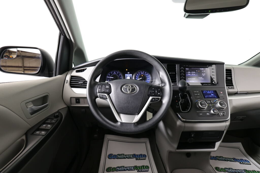 Used 2018 Toyota Sienna LE FWD image 26