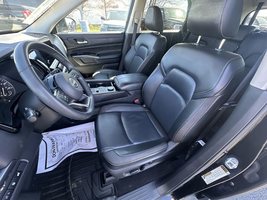 Used 2023 Nissan Pathfinder SL w/ Lighting Package (N92) image 17