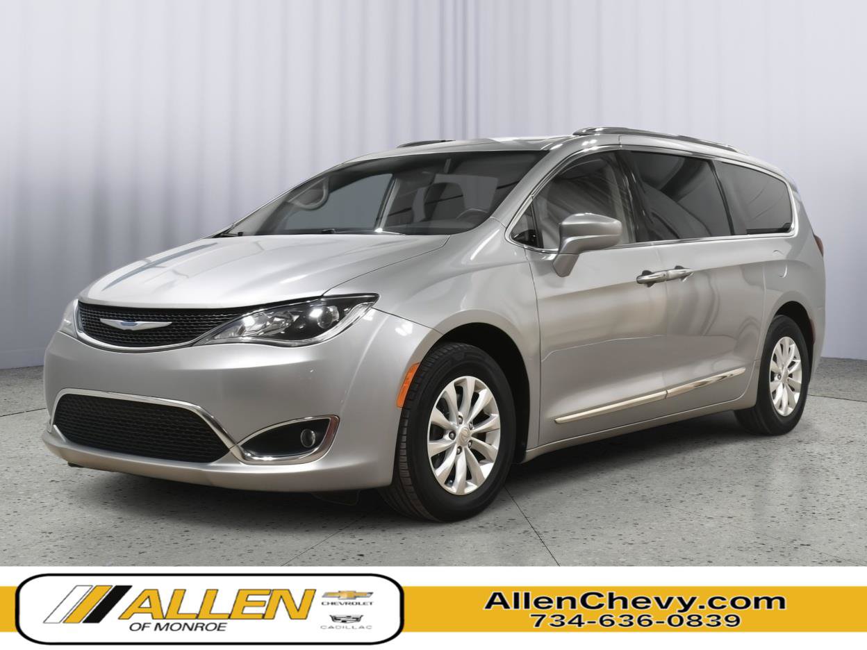 Used 2018 Chrysler Pacifica Touring-L FWD image 1