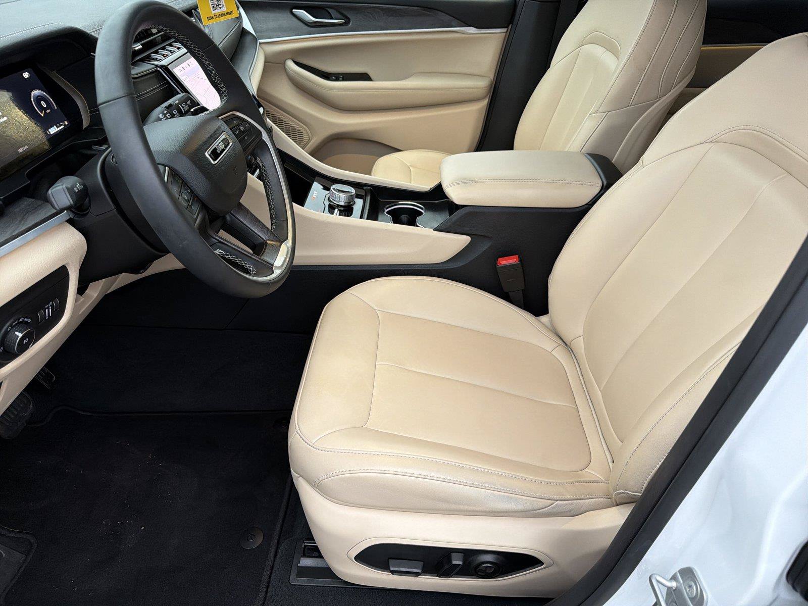 Used 2025 Jeep Grand Cherokee Limited AWD/4WD image 8