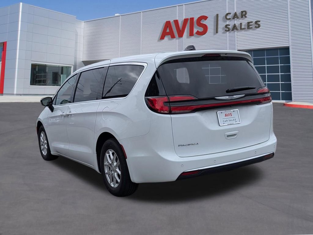 Used 2025 Chrysler Pacifica Select image 9