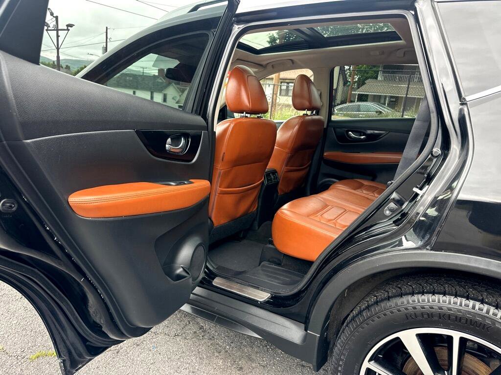 Used 2018 Nissan Rogue SL w/ Premium Package image 2