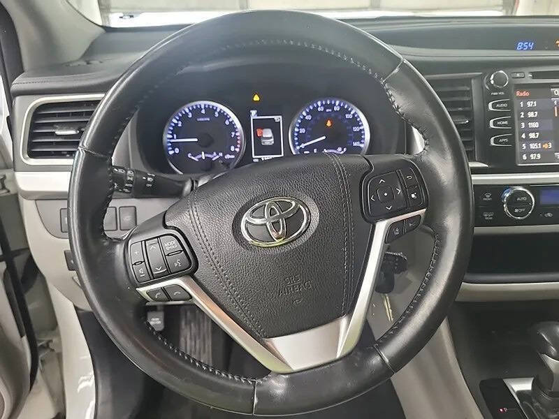 Used 2018 Toyota Highlander Plus w/ Carpet Mat Package (TMS) AWD/4WD image 10