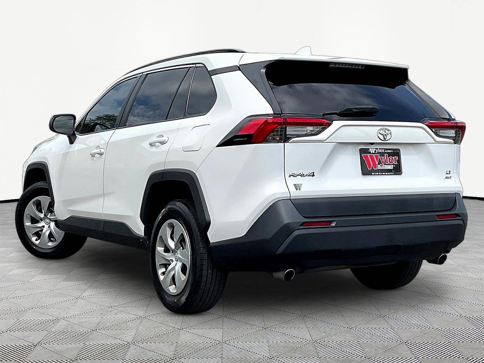 Used 2019 Toyota RAV4 LE AWD/4WD image 4