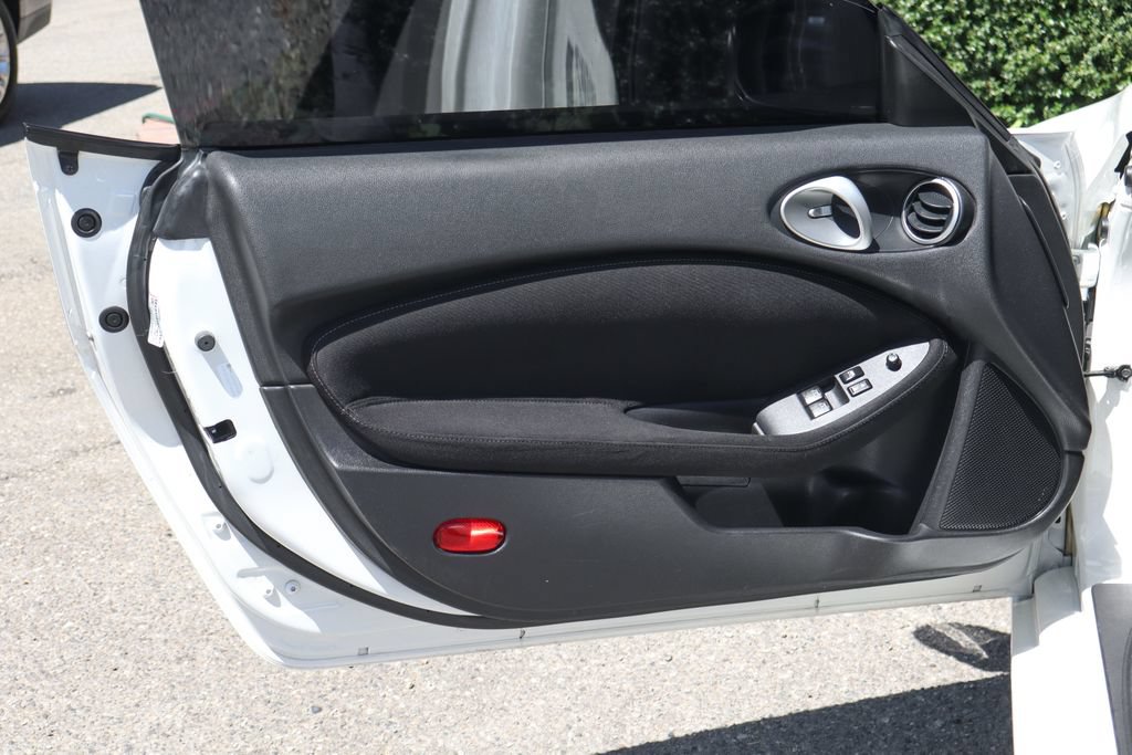 Used 2017 Nissan 370Z Coupe RWD image 16