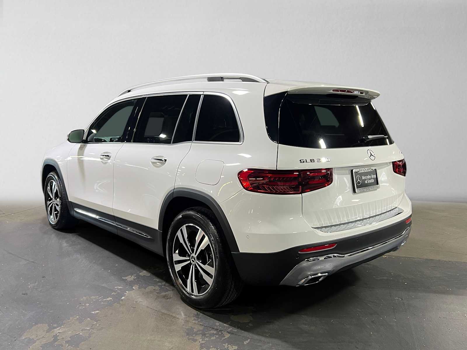 Used 2026 Mercedes-Benz GLB 250 4MATIC image 5