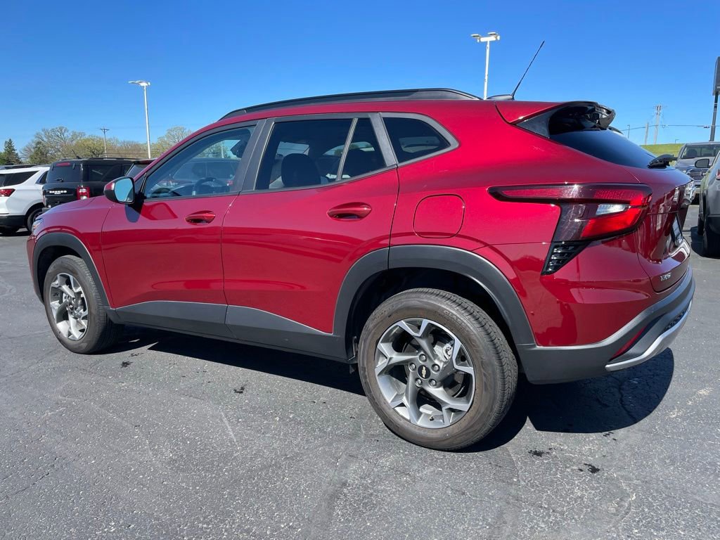 Used 2025 Chevrolet Trax LT FWD image 5