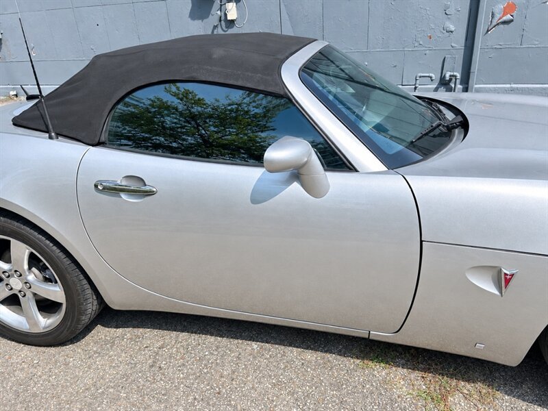 Used 2008 Pontiac Solstice Convertible w/ Premium Package RWD image 15