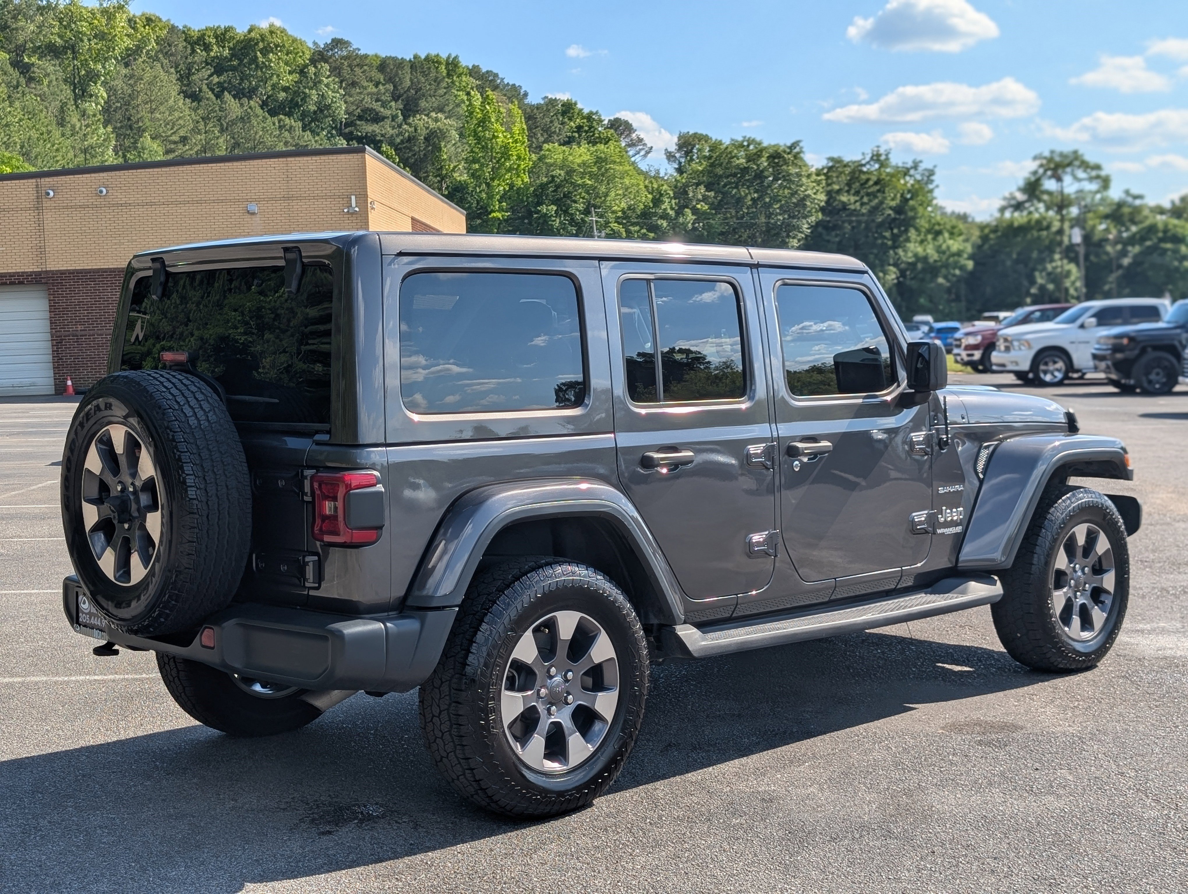 Used 2018 Jeep Wrangler Unlimited Sahara AWD/4WD image 9