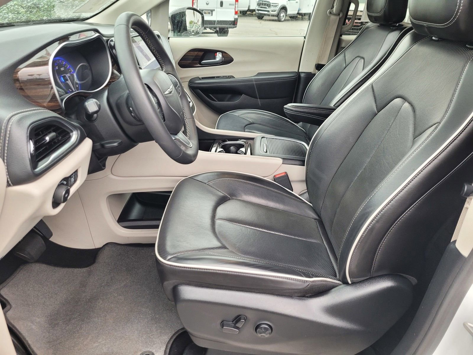 Used 2024 Chrysler Pacifica Limited image 16