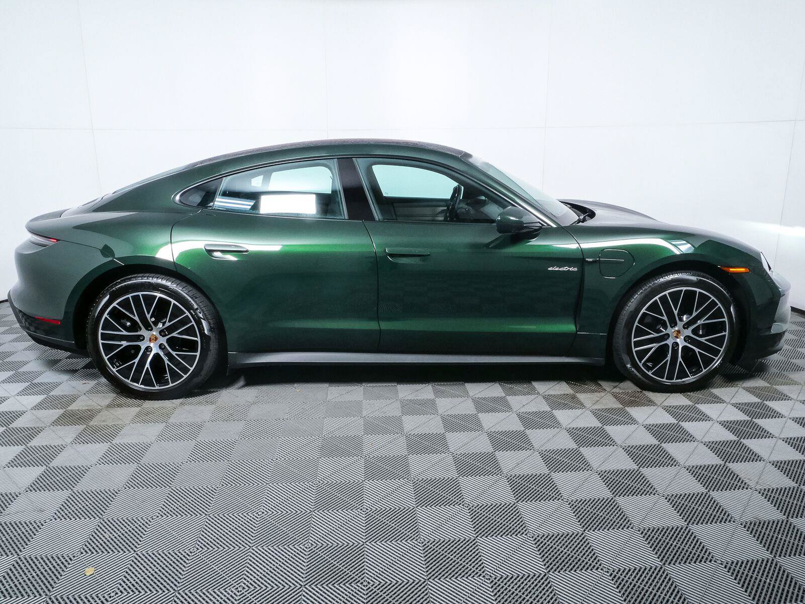Certified 2025 Porsche Taycan AWD/4WD image 28