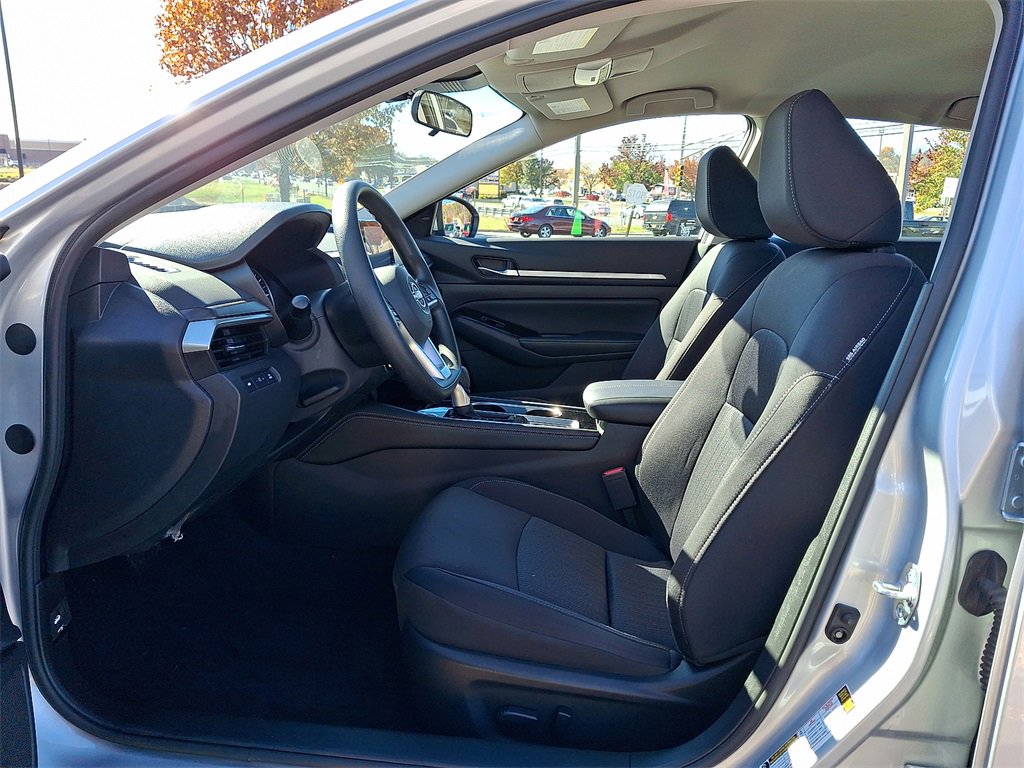 Used 2023 Nissan Altima 2.5 SV image 2