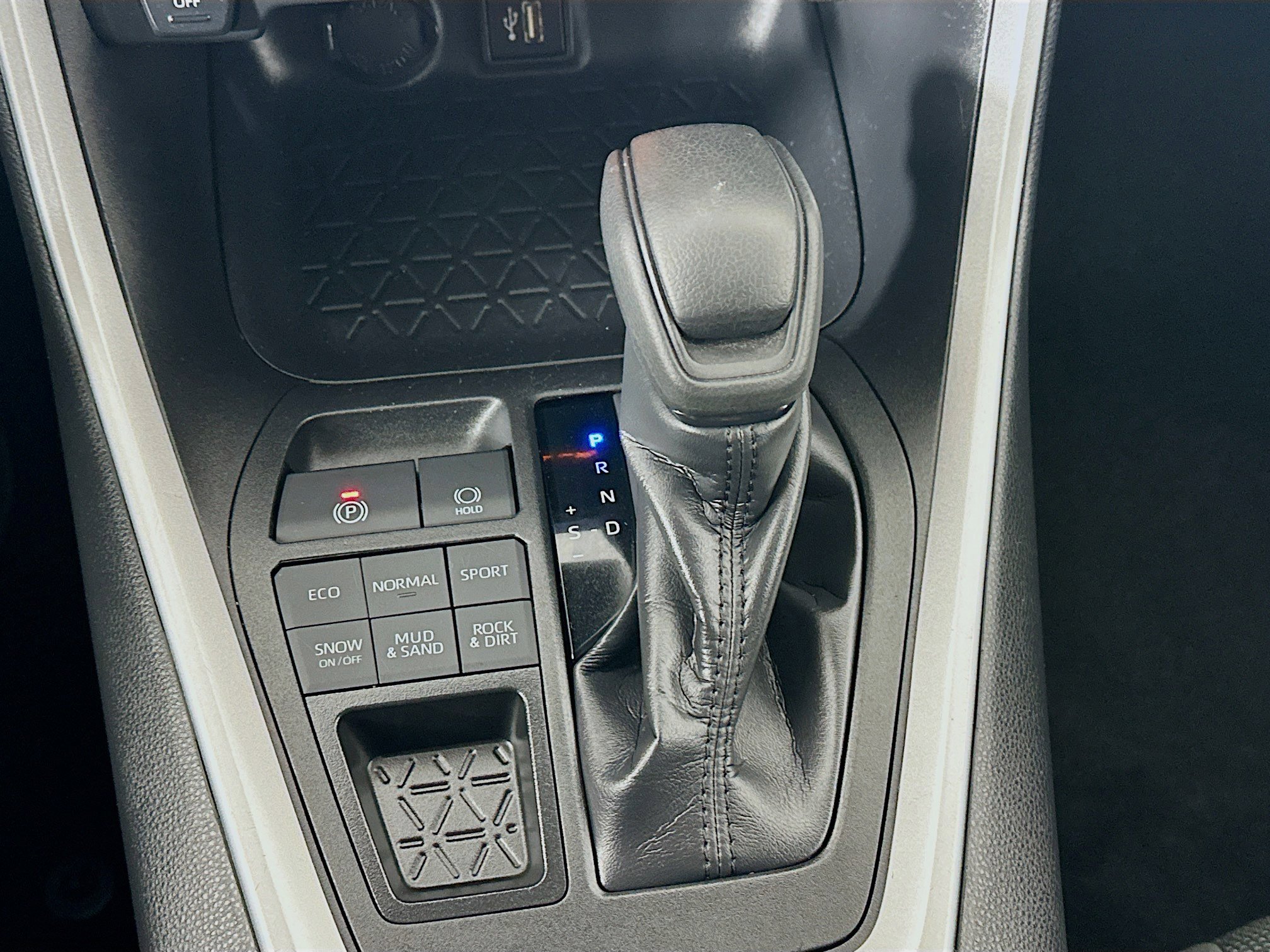 Used 2024 Toyota RAV4 LE image 23