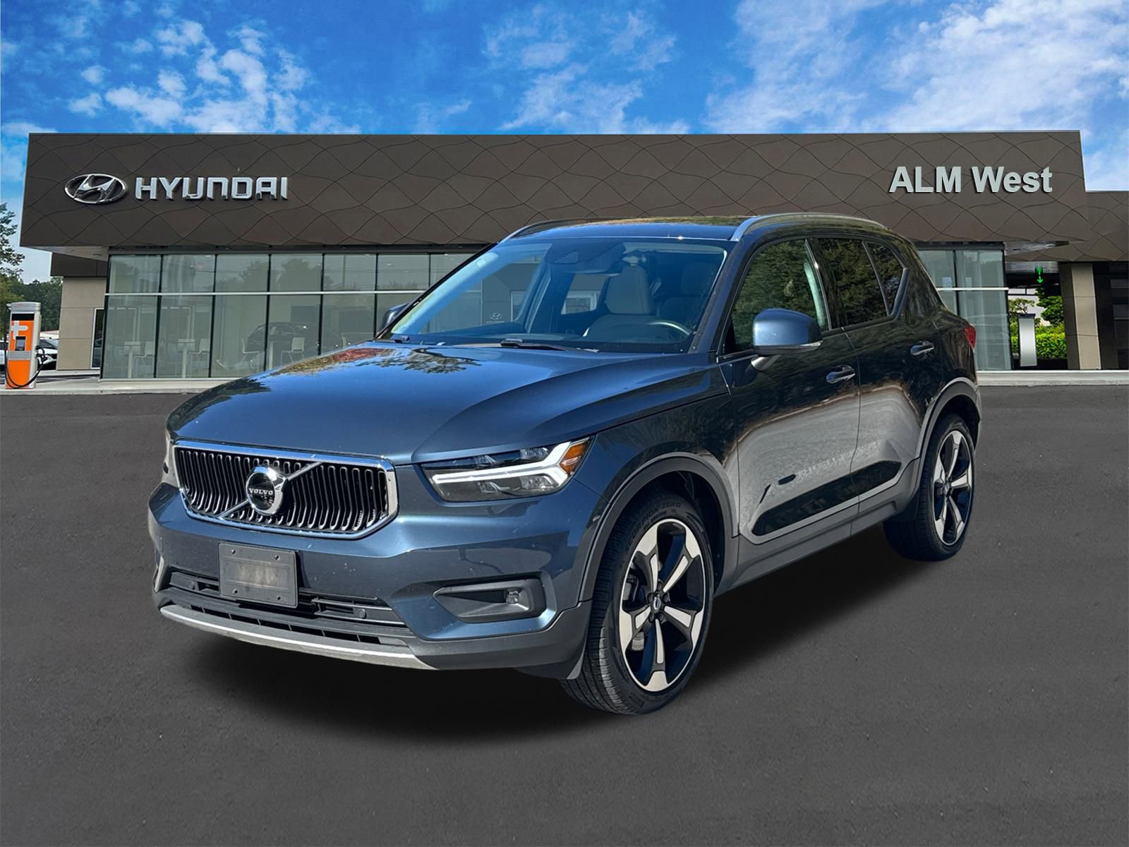 Used 2021 Volvo XC40 T5 Momentum w/ Premium Package