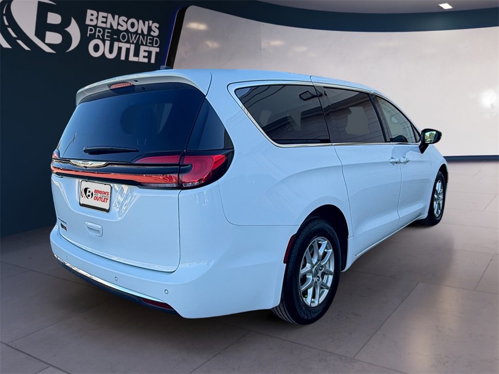 Used 2024 Chrysler Pacifica Touring-L image 5