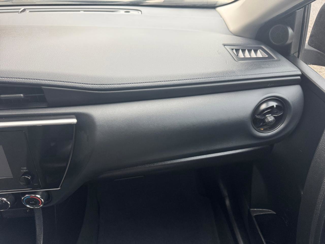 Used 2018 Toyota Corolla L image 15