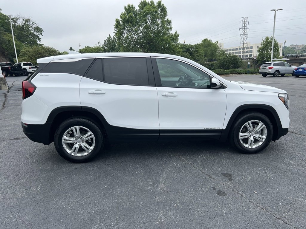 Used 2024 GMC Terrain SLE image 10